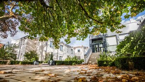 A courtyard with a tiled floor, a staircase, and buildings with large windows. - The Chester Hotel (Aberdeen)