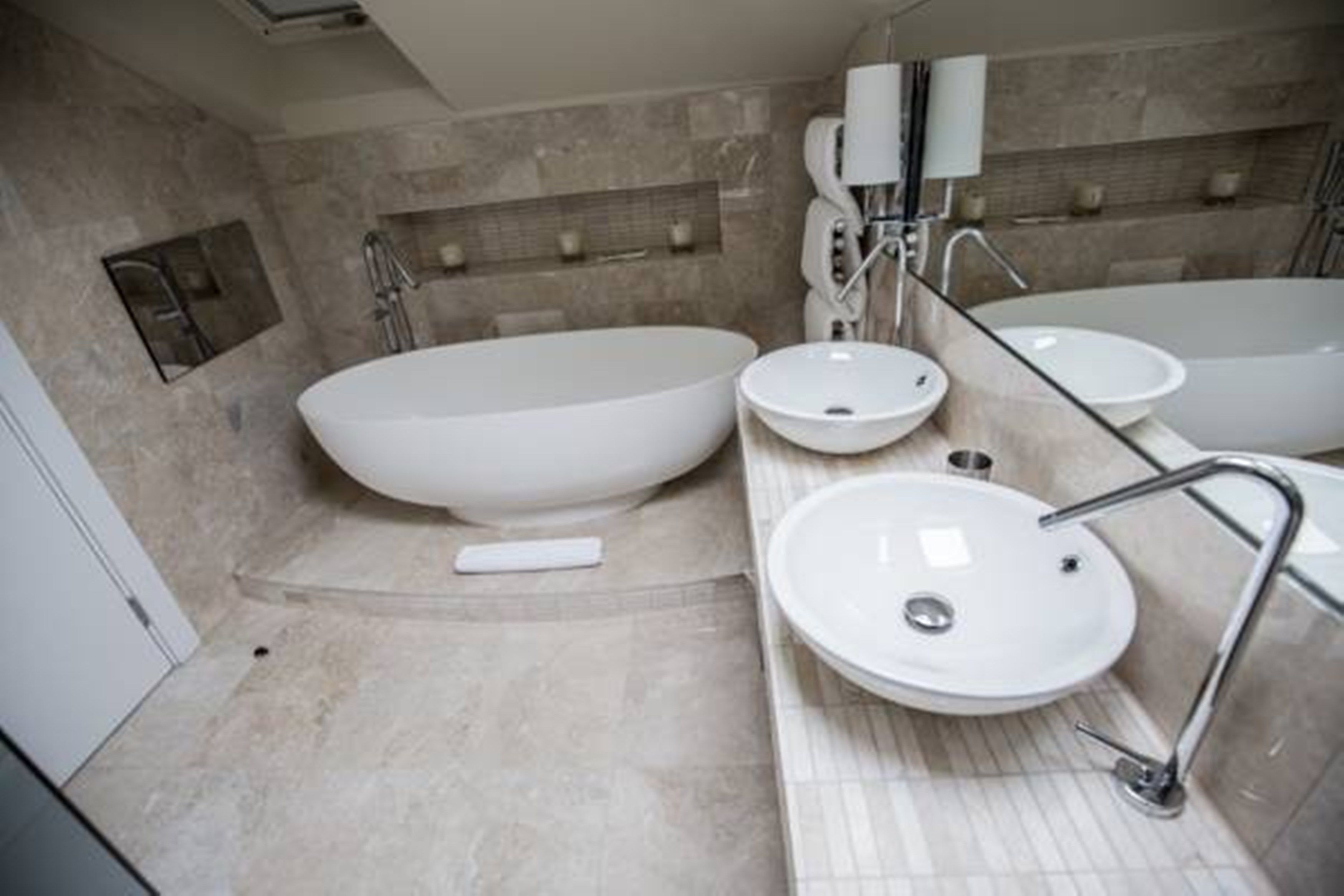 luxury suite, 1 king bed (the chester suite) | bathroom | free toiletries, hair dryer, towels