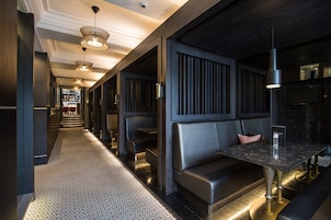 2 Bars/Lounges
