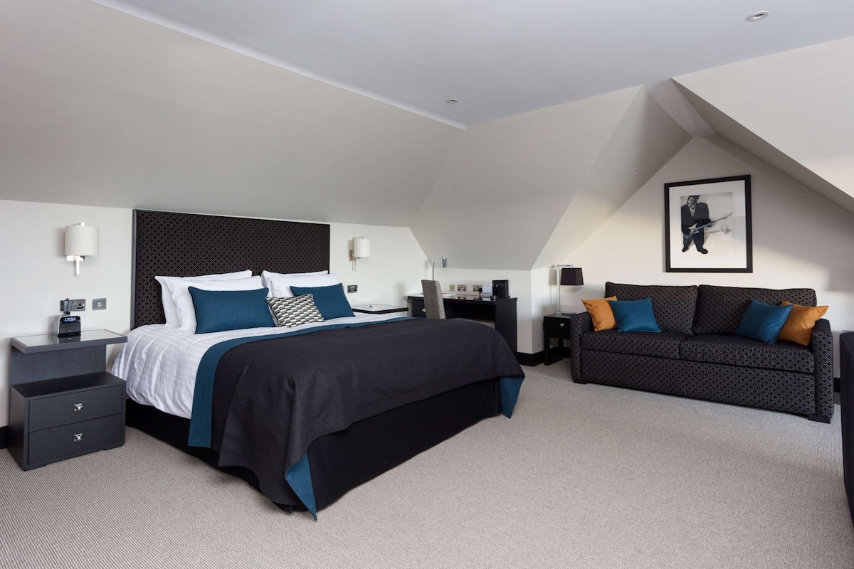 Egyptian cotton sheets, premium bedding, minibar, in-room safe