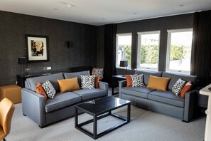 Maison | Aire de séjour | Téléviseur à écran plat de 32 po avec télévision numérique, téléviseur