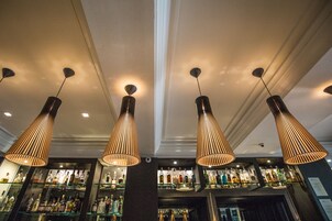 2 bars/lounges