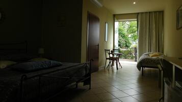 Family Room | Desk, rollaway beds, free WiFi, bed sheets