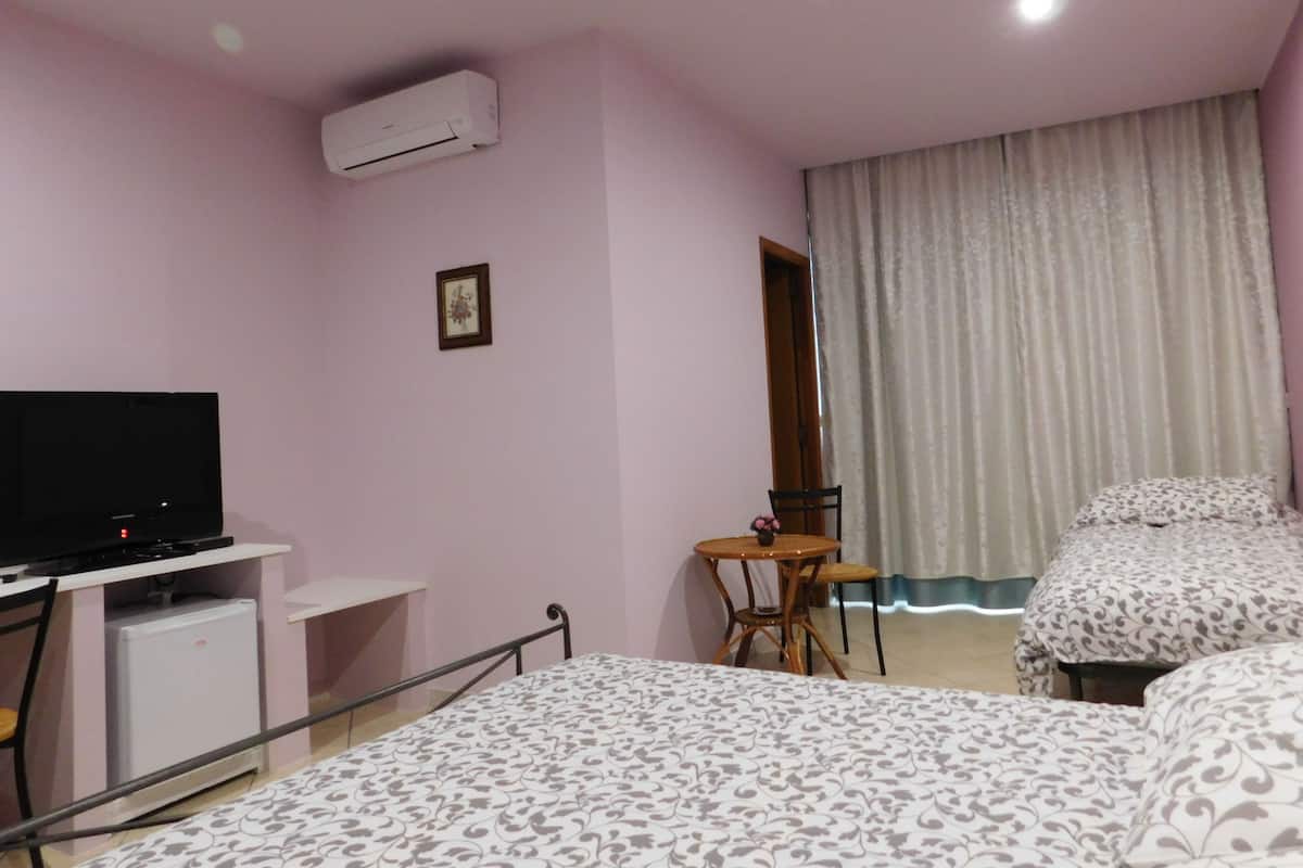 Een bureau, extra bedden, gratis wifi, beddengoed
