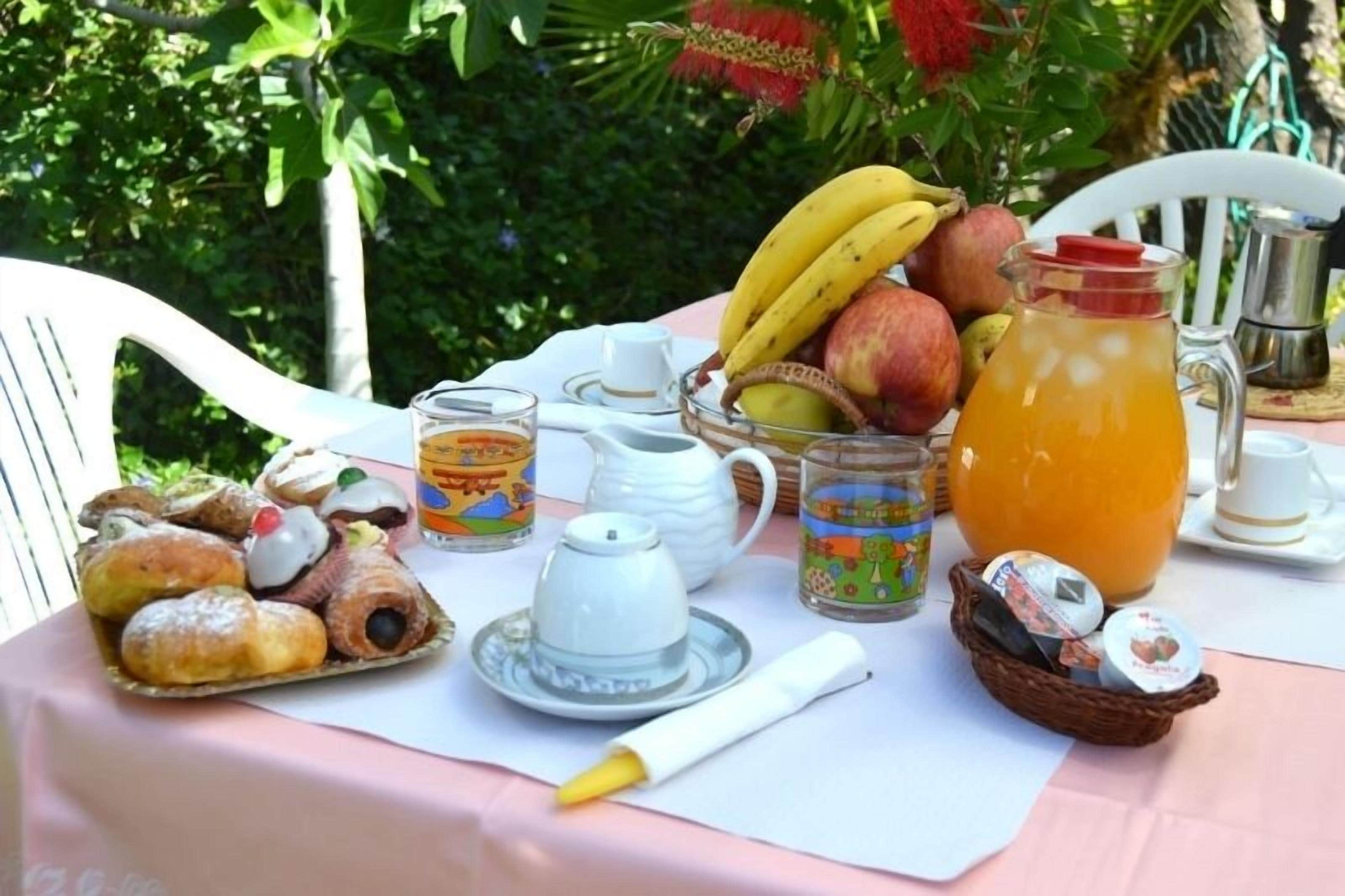 Tägliches kontinentales Frühstück (6 EUR pro Person)