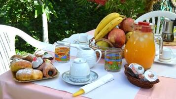 Daily continental breakfast (EUR 6 per person)