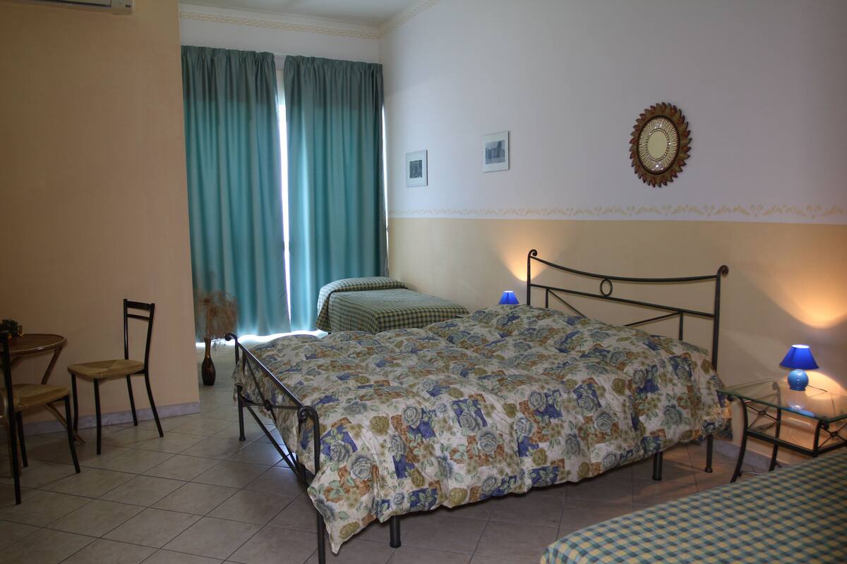 Family Room | Desk, rollaway beds, free WiFi, bed sheets