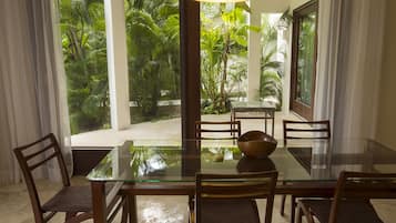 One Bedroom Master Villa | In-room dining