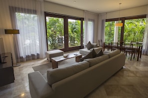 Vila (One Bedroom Master-Swim Up) | Área de estar | TV