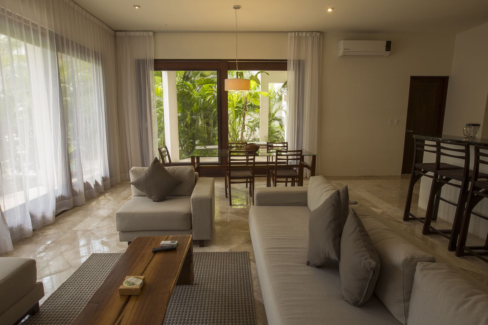 Huvila (One Bedroom Master-Swim Up) | Oleskelualue | Televisio
