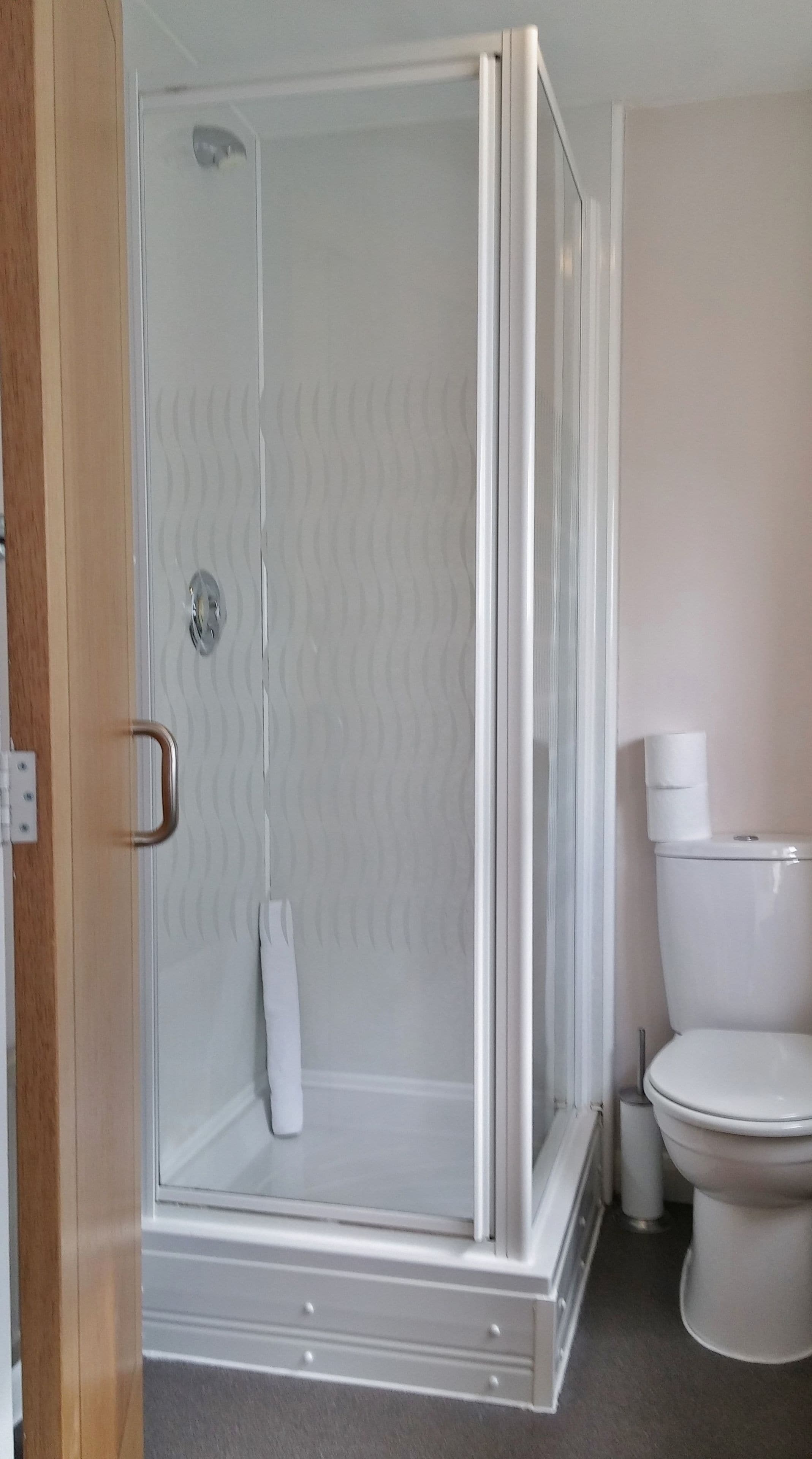 standard single room | bathroom | free toiletries, hair dryer, towels