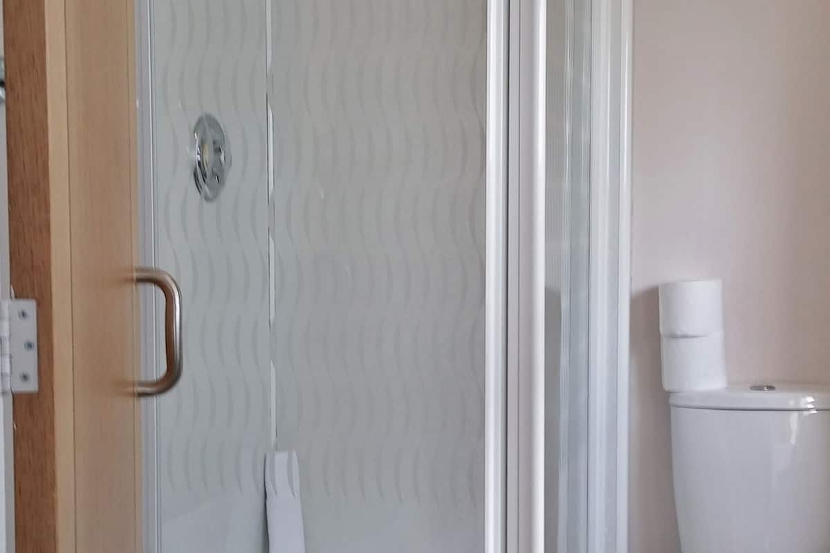standard single room | bathroom | free toiletries, hair dryer, towels