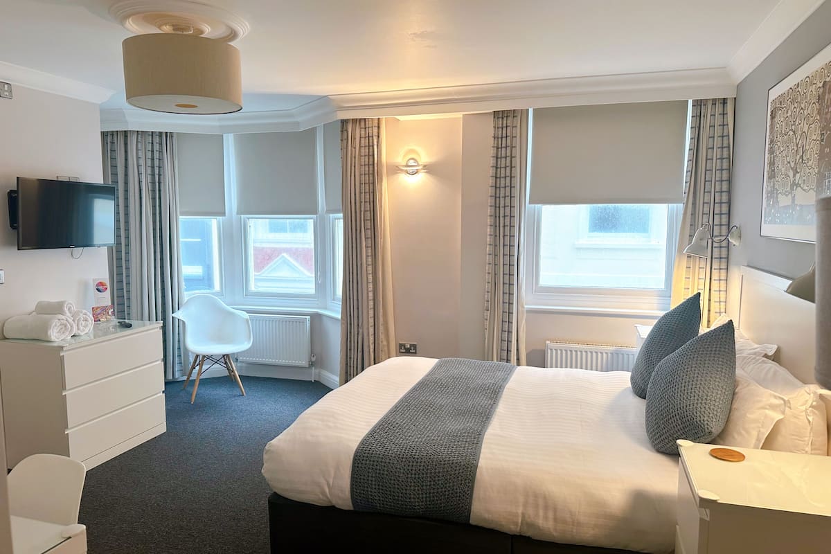 king size room | hypo-allergenic bedding, iron/ironing board, free wifi, bed sheets