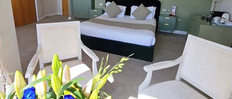 Deluxe-Zimmer, 1 King-Bett, Meerblick | Allergikerbettwaren, Bügeleisen/Bügelbrett, kostenloses WLAN, Bettwäsche