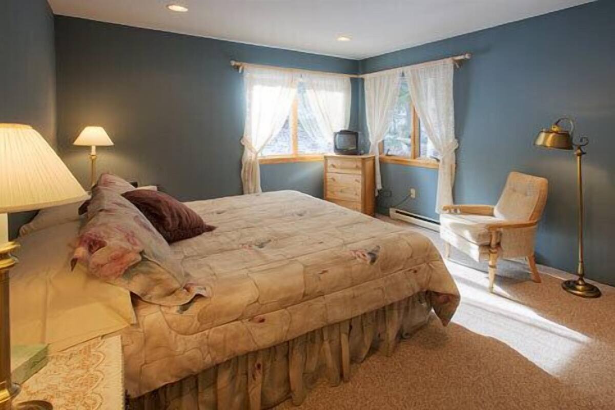 Main Lodge, 2 Room Suite, 1 King, 2 Twins, Sharing bath | 高档床上用品、熨斗/熨衣板、折叠床/加床（额外收费）、免费 WiFi