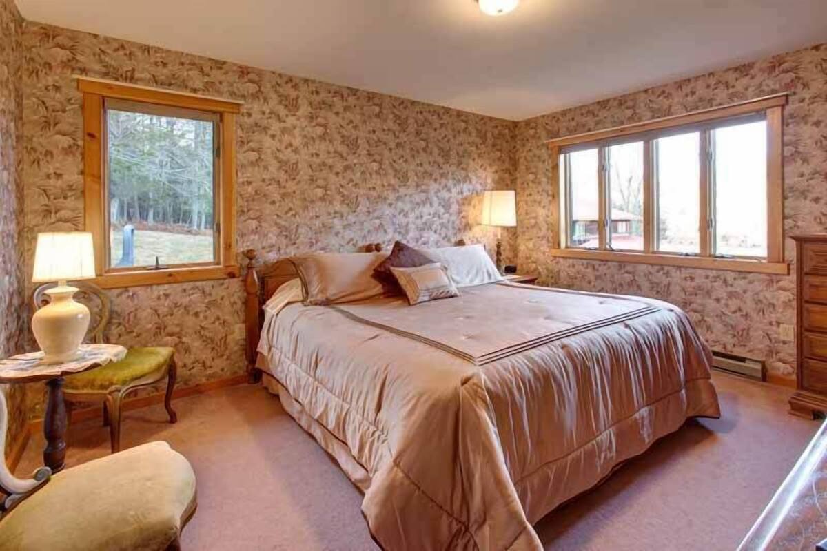 Chalet, Private Villa, King Bed, Living Room, Full Kitchen, Fireplace | 高档床上用品、熨斗/熨衣板、折叠床/加床（额外收费）、免费 WiFi