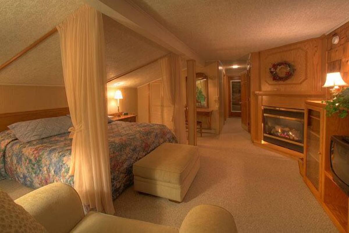 Deluxe, 1 King, Fireplace, Jacuzzi | 高档床上用品、熨斗/熨衣板、折叠床/加床（额外收费）、免费 WiFi