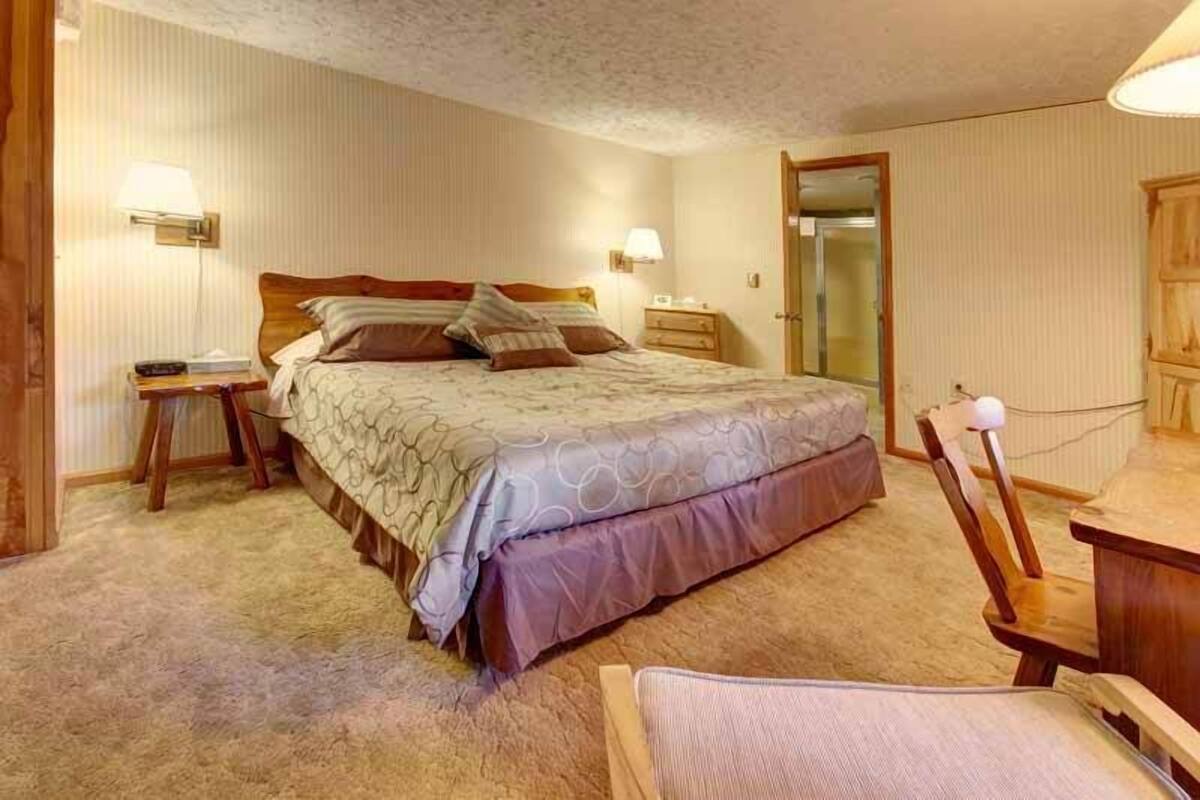 Standard Room, 1 King | 高档床上用品、熨斗/熨衣板、折叠床/加床（额外收费）、免费 WiFi