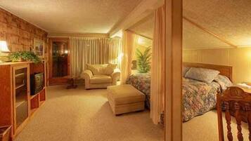 Deluxe, 1 King, Fireplace, Jacuzzi | Premium bedding, iron/ironing board, rollaway beds, free WiFi