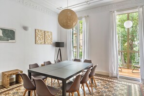 Apartment, 5 Bedrooms | Dining room