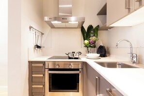 Superior Apartment | Private kitchen | Full-size fridge, microwave, oven, stovetop - Aspasios Urquinaona Apartments (Barcelona)