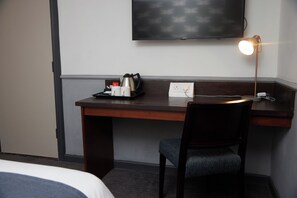 Habitación doble | Escritorio, espacio para trabajar con un portátil, cortinas opacas