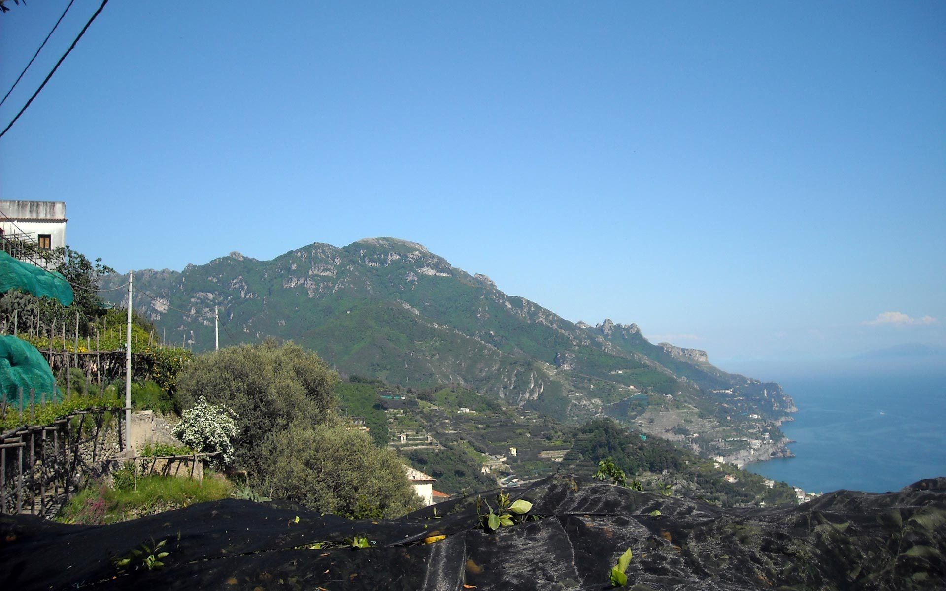 Un paisaje montañoso con vista al mar.