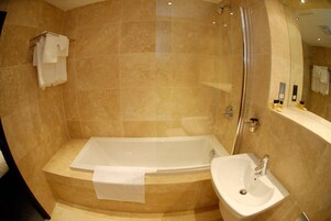 Un baño moderno con bañera, lavabo y ducha.