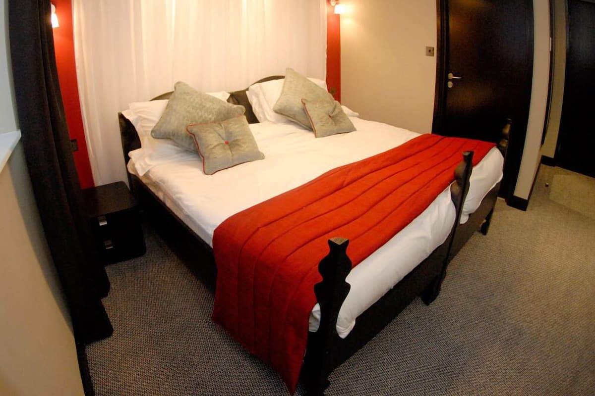 Doppia Standard, 1 letto matrimoniale | Una scrivania, insonorizzazione, ferro/asse da stiro, Wi-Fi gratuito