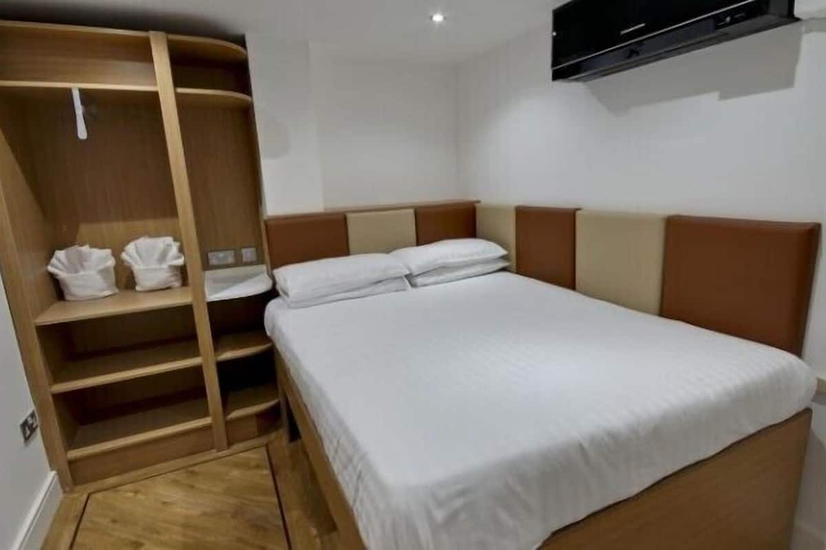 Camera doppia (Lower Ground Floor, No Windows) | Una scrivania, insonorizzazione, ferro/asse da stiro, Wi-Fi gratuito