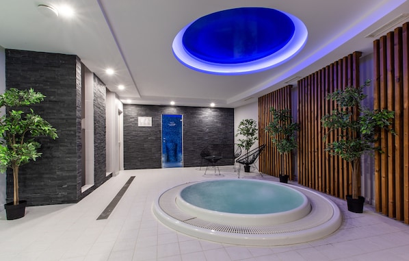 Indoor spa tub