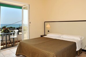 Zimmersafe, Schreibtisch, laptopgeeigneter Arbeitsplatz