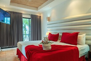 Basic Room, 1 Queen Bed, Pool View