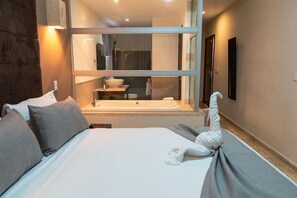 Basic Room, 1 Queen Bed, Garden View | Premium bedding, desk, soundproofing, iron/ironing board - Hotel Silvestre (Villa Hermosa)