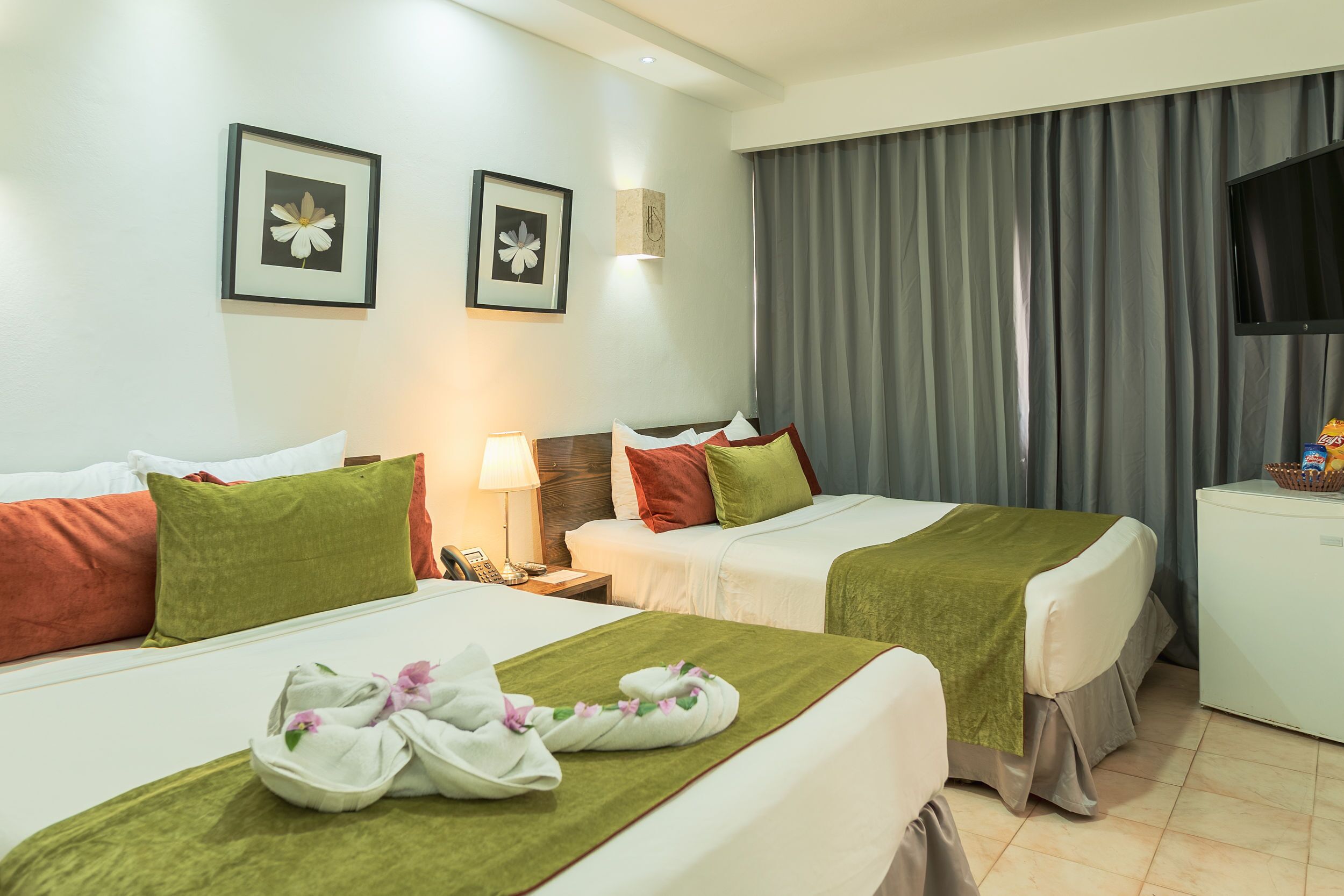 Kahden hengen huone, 2 keskisuurta parisänkyä, näköala uima-altaalle | Ylelliset vuodevaatteet, työpöytä, äänieristys, silitysrauta/-lauta