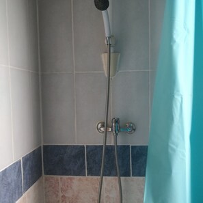 Quarto casal econômico | Banheiro | Chuveiro, secador de cabelo (mediante solicitação), toalhas de banho 