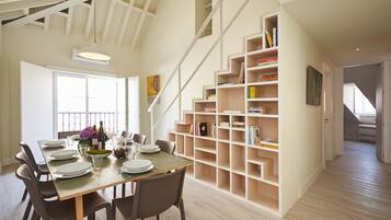 Apartment, 2 Schlafzimmer, Flussblick, Zwischengeschoss | Wohnbereich | Flachbildfernseher