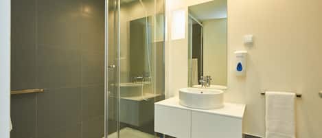 Appartement Deluxe, 2 chambres, vue sur le fleuve, en mezzanine | Salle de bain | Articles de toilette (gratuits), séchoir à cheveux
