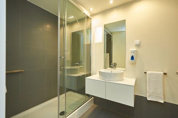 Deluxe Apartment, 2 Bedrooms, River View, Mezzanine | Bathroom