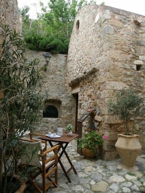 Terrace/patio - Dorovinis Monemvasia Castlehouses (Monemvasia)