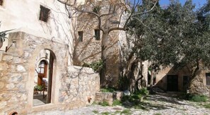 Un edificio de piedra con arcos y un patio.