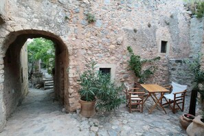 Terrace/patio - Dorovinis Monemvasia Castlehouses (Monemvasia)