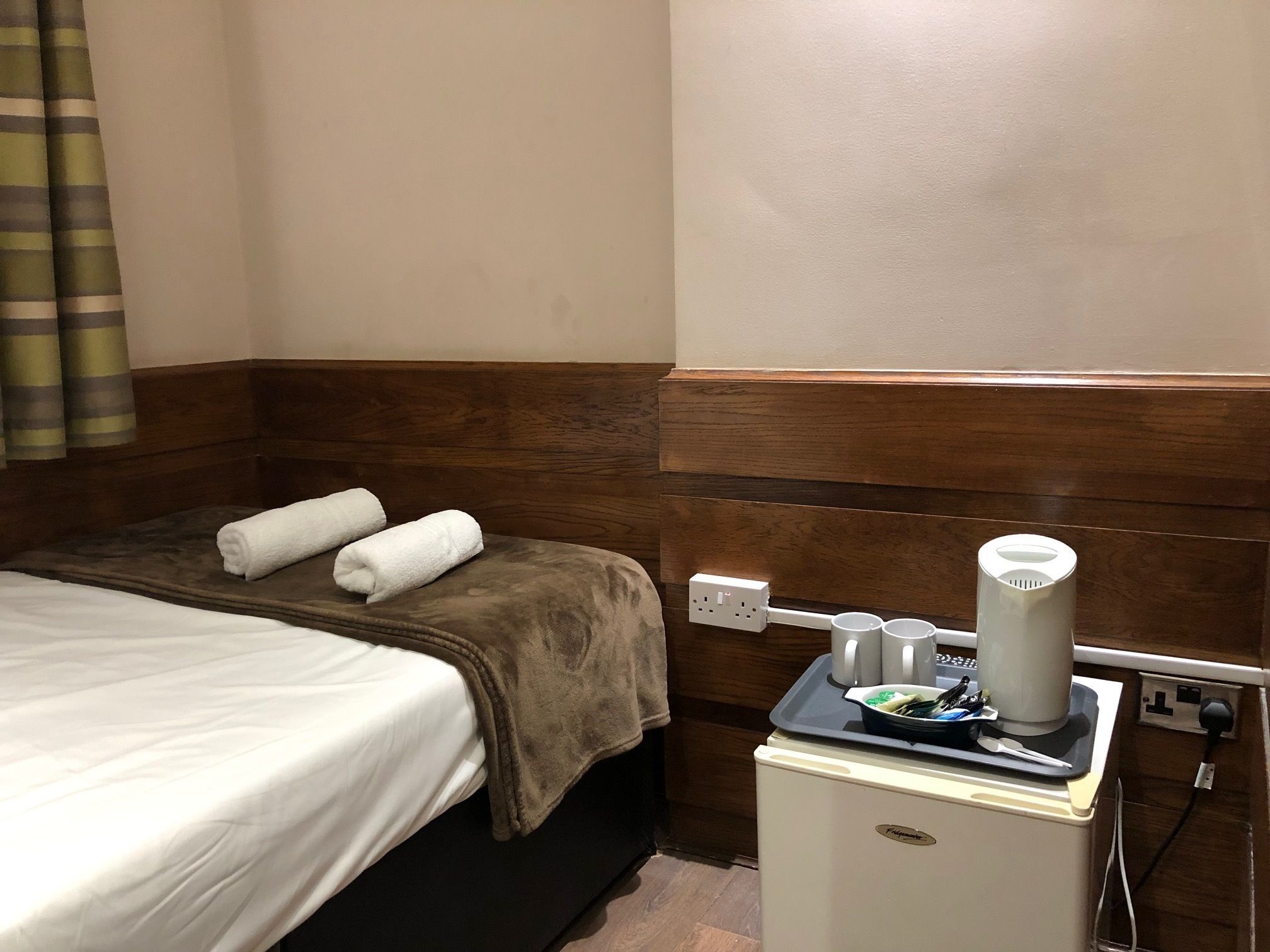 Caja de seguridad en la habitación y tabla de planchar con plancha 