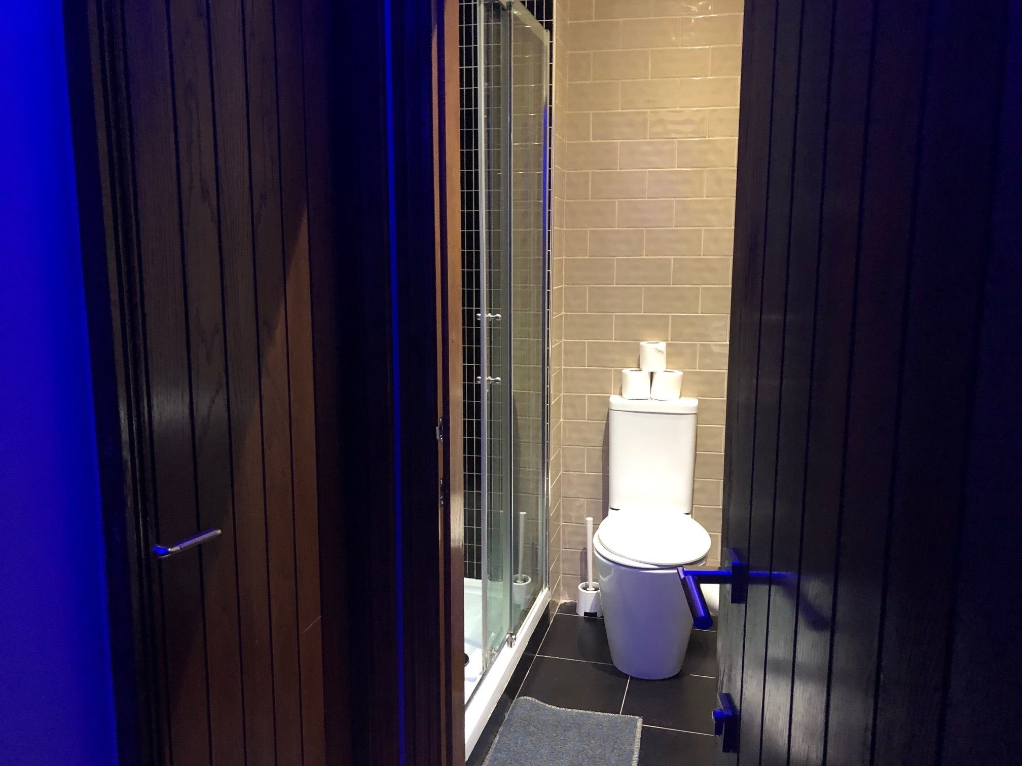 Vòi sen/bồn tắm kết hợp, đồ dùng nhà tắm miễn phí, máy sấy tóc 