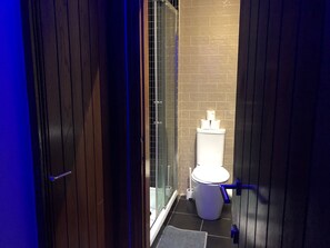 Ducha y bañera combinadas y artículos de higiene personal gratuitos