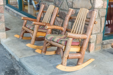 Porche. Mountain Breeze Motel