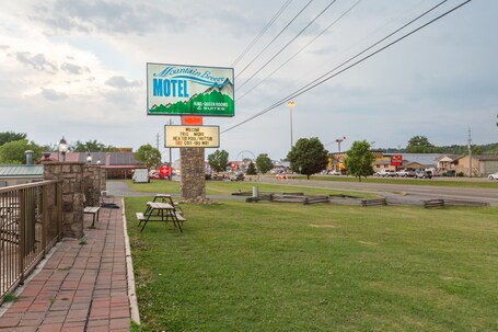 Mountain Breeze Motel - Image 16
