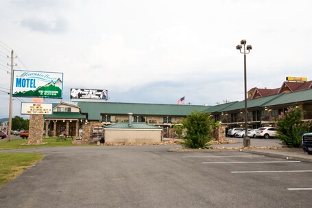 Mountain Breeze Motel - Image 34