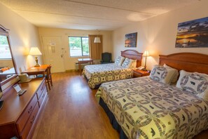 Escritorio, sistema de insonorización y tabla de planchar con plancha