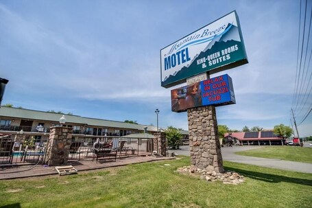 Mountain Breeze Motel - Image 25